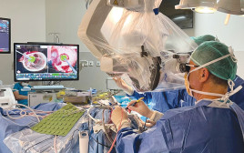 שימוש במערכת בזמן ניתוח (צילום: סרג'יקל תיאטר)