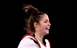 אבישג סמברג לוחמת טאקוונדו ישראלית לאחר זכייתה במדליית ארד (צילום: GettyImages, Maja Hitij)