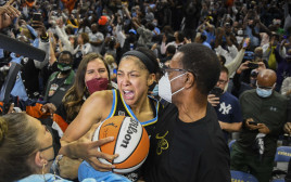 קנדיס פארקר אחרי הזכייה באליפות WNBA (צילום: רויטרס)