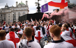 אוהדי נבחרת אנגליה חוגגים ברחובות לונדון לפני גמר יורו 2021 (צילום: רויטרס)