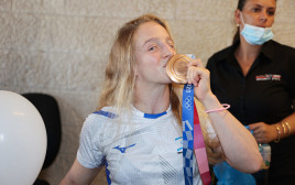 שירה ראשוני ג'ודוקא ישראלית עם המדליה (צילום: דני מרון)