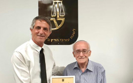 עורך דין מקבל תעודה אחרי 48 שנים  (צילום: לשכת עורכי הדין)
