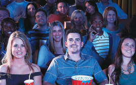 אנשים רואים סרט בקולנוע (צילום: אינגאימג)