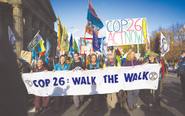 הפגנה בגלזגו סקוטלנד להעלאת מודעות למשבר האקלים (צילום: Ian Forsyth Getty Images - )