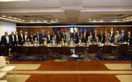 דיפלומטים מ-25 מדינות בביקור בבורסה ברמת גן  (צילום: שלושה צלמים, חן וילנר)