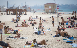 מבלים בחופי תל אביב (צילום: מרים אלסטר, פלאש 90)