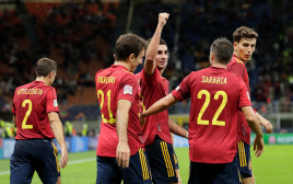 שחקני נבחרת ספרד חוגגים עם פראן טורס (צילום: GettyImages, David S. Bustamante/Soccrates)