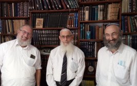הרב יעקב אריאל (במרכז) עם אנשי מכון צומת (צילום: באדיבות מכון צומת)
