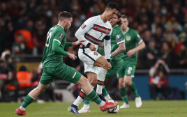 כריסטיאנו רונאלדו, נבחרת פורטוגל מול מאט דוהרטי, נבחרת אירלנד (צילום: רויטרס)