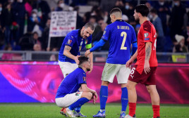 שחקני נבחרת איטליה לאונרדו בונוצ'י, ג'אנלוקה די לורנצו מעודדים את ז'ורז'יניו (צילום: רויטרס)