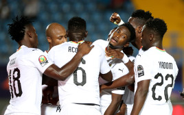 שחקני נבחרת גאנה חוגגים (צילום: רויטרס)