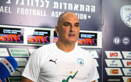 אלון חזן, מאמן נבחרת ישראל הצעירה (צילום: יותם רונן)