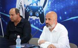 אורן חסון יושב ראש ההתאחדות לכדורגל עם מוחמד אבו יונס (צילום: דני מרון)