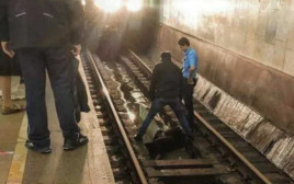 הגופה של אליגן עזיזוב על פסי הרכבת בזירת האירוע (צילום: Skhodnenskaya metro station)