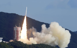 שיגור טיל שנושא לווינים לחלל (צילום: רויטרס)