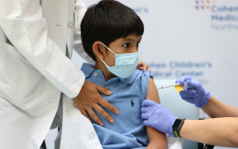 חיסון ילדים לקורונה (צילום: רויטרס)