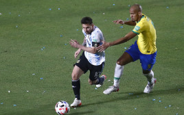 שחקן נבחרת ארגנטינה ליאונל מסי מול שחקן נבחרת ברזיל פאביניו (צילום: GettyImages)