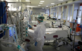 מחלקת קורונה בבית חולים, אילוסטרציה (צילום: REUTERS/Kacper Pempel)