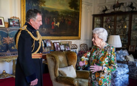 המלכה אליזבת חזרה לעבוד אחרי המנוחה שנכפתה עליה (צילום: STEVE PARSONS/POOL/AFP via Getty Images)