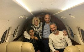  הזוג אוקנין במטוס לפני ההמראה עם אנשי משרד החוץ (צילום: משרד החוץ)