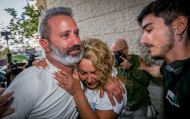 בני הזוג אוקנין לאחר חזרתם לישראל (צילום: יוסי אלוני, פלאש 90)
