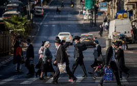 חרדים ברחוב בירושלים (צילום: יונתן זינדל, פלאש 90)