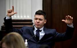 קייל ריטנהאוס במהלך המשפט (צילום: Sean Krajacic / Reuters)