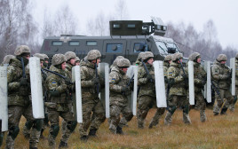 אימון של חיילים מהצבא האוקראיני בגבול עם רוסיה (צילום: REUTERS/Gleb Garanich)