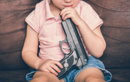 ילד משחק עם אקדח, אילוסטרציה (צילום: ingimage ASAP)