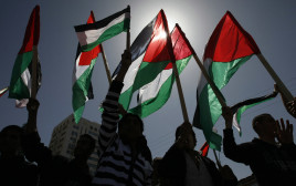 דגלי אש"ף (צילום: Mohammed Abed/AFP via Getty Images)