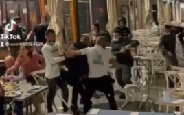 תקיפת שוטרים במסעדה ביפו (צילום: צילום מסך)
