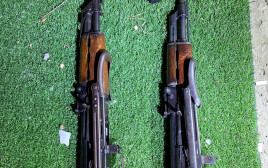 נשקי הקלאצ'ניקוב שנתפסו (צילום: דוברות המשטרה)