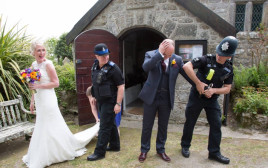 החתן נעצר בטקס החתונה של עצמו (צילום: Getty images)