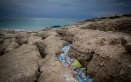 בקבוקי פלסטיק בים המלח   (צילום: יונתן זינדל, פלאש 90)