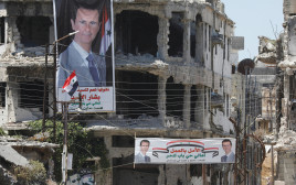 שלטים הנושאים את שמותו של נשיא סוריה בשאר אסד (צילום: רויטרס)