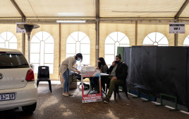 מתחם חיסוני קורונה בדרום אפריקה (צילום: LUCA SOLA/AFP via Getty Images)