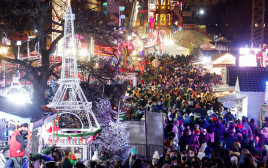 שוק חג המולד בפריז (צילום: REUTERS/Gonzalo Fuentes)