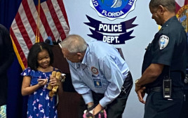ג'ורני בת התשע קיבלה תעודת הוקרה  (צילום: West Palm Beach Police Department)