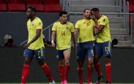 יככב כמו בקופה אמריקה? לואיס דיאס עם שחקני נבחרת קולומביה (צילום: רויטרס)