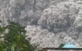 התפרצות הר געש באינדונזיה (צילום: צילום מסך: רויטרס)