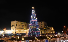 עץ חג המולד שהוצב בכיכר השעון ביפו (צילום: אילן ספירא)
