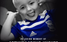 הכדורגל האנגלי במחוות לזכר הילד שנרצח, ארתור לביניו יוז (צילום: צילום מסך, חשבון הטוויטר של ברמינגהאם)