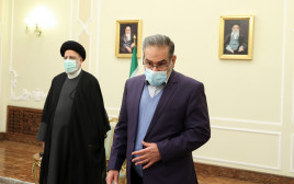 עלי שמח'אני, מזכיר המועצה העליונה לביטחון לאומי של איראן, והנשיא איברהים ראיסי (צילום: Majid Asgaripour/WANA (West Asia News Agency) via REUTERS)
