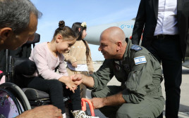 שיר בדוח בת ה-7 משוחחת עם מפקד בסיס תל נוף תא"ל עודד כהן (צילום: עמותת איל"ן)