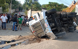 התהפכות משאית במקסיקו (צילום: El La Mira/via REUTERS)