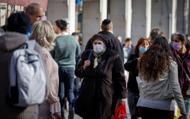 קורונה - אנשים עם מסכה בירושלים (צילום: אוליבייר פיטוסי, פלאש 90)