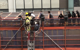 חילוץ לכודים בשריפה במרכז הסחר העולמי בהונג קונג  (צילום: רויטרס)