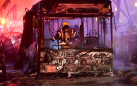 האוטובוס שנפגע מרקטה שנורתה מעזה ב"שומר החומות", כיכר וייצמן בחולון (צילום: אבשלום ששוני)