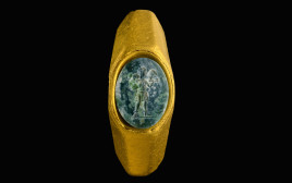 טבעת הזהב עם דמות "הרועה הטוב" (צילום: דפנה גזית, רשות העתיקות)