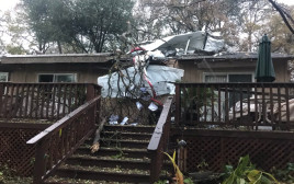 מטוס התרסק על גג בית בקליפורניה (צילום: Placer Sheriff)